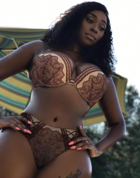 Черный член в красивой девушки