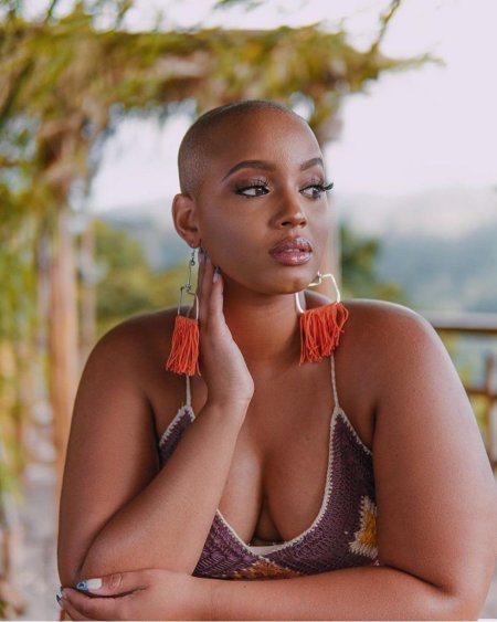 Темно кажая девушка лысая