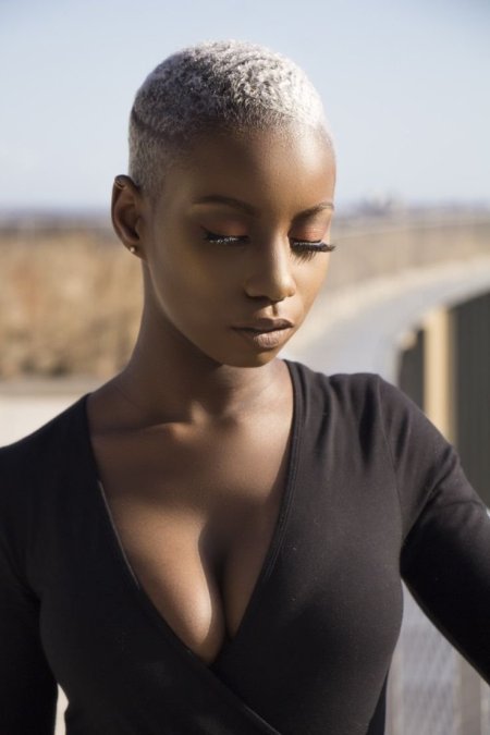 Наташа Уайтман лысая