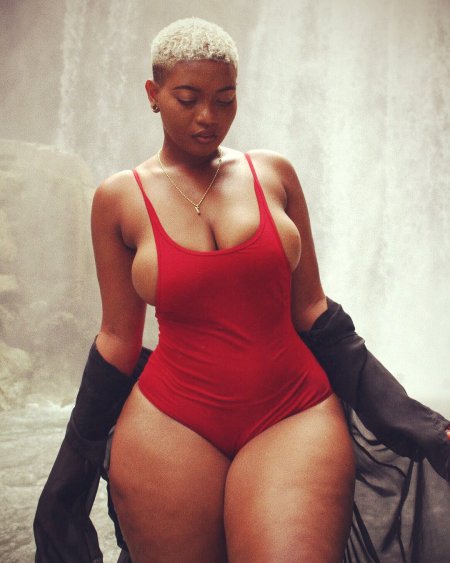 Огромные бедра