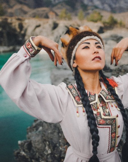 Девушка в Алтайском костюме