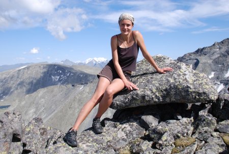 Красивая девушка в горах