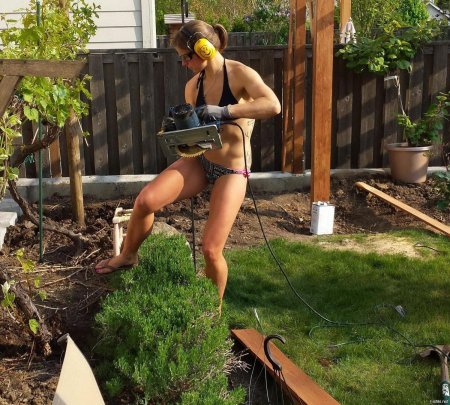 Женщина на даче в огороде