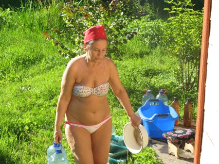 Бабы в купальниках на даче