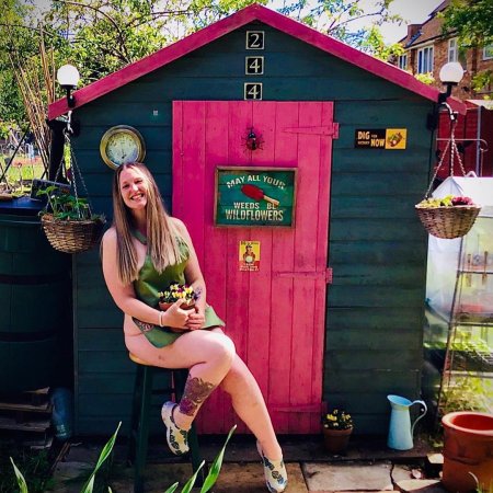 Голенькие на даче на грядках