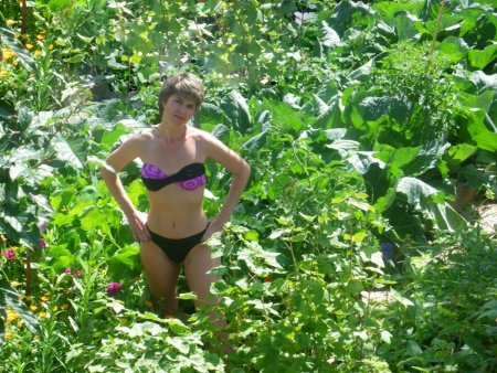 Бабы в купальниках на даче