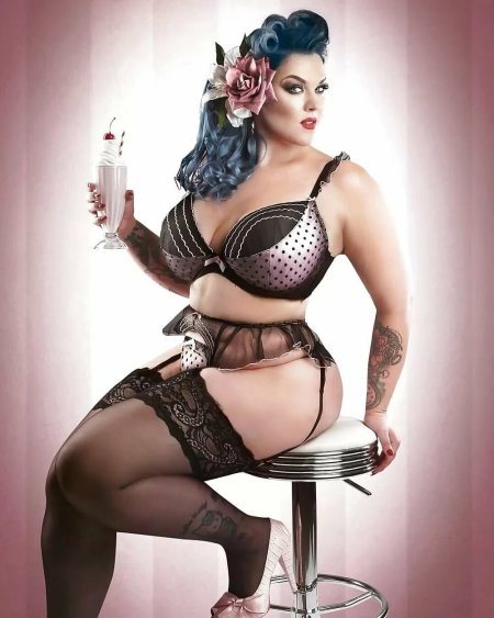 Пышная красота Николь Симон