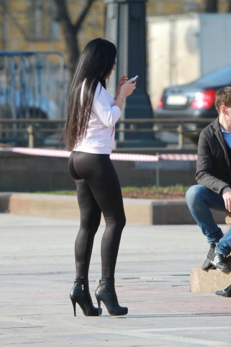 Женщины в леггинсах на улице