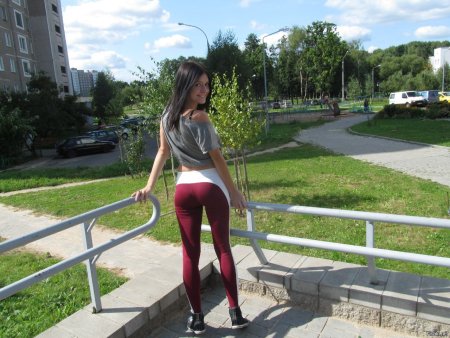 Девушки в лосинах на улице