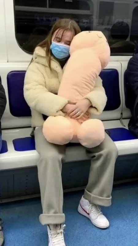 Смешные девушки в метро