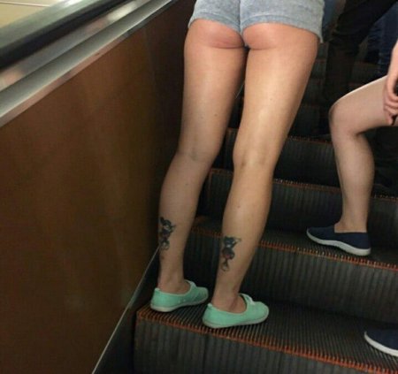 Девушки в коротких шортах в метро