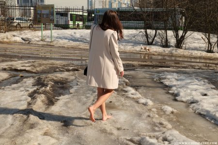 Девушки босиком зимой