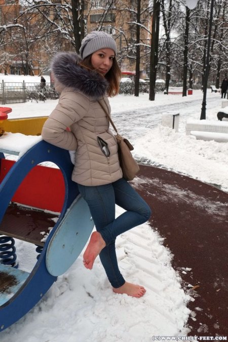 Женщины босиком зимой