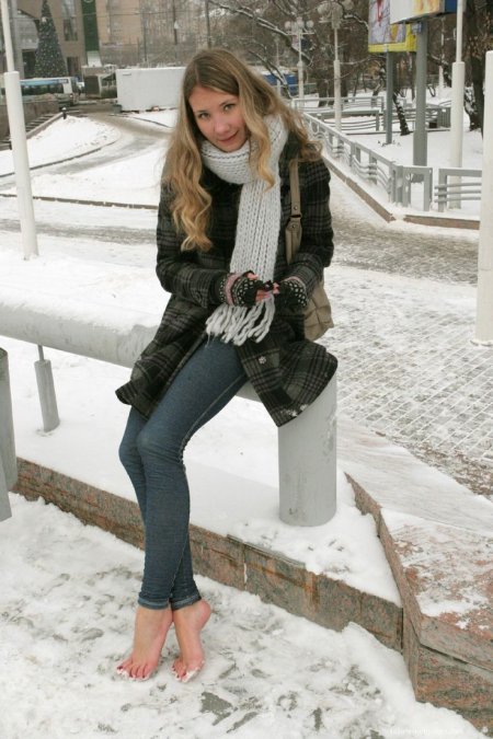 Женщины босиком зимой