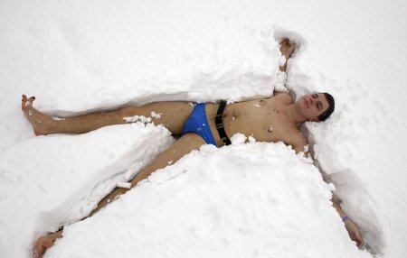 Купание в снегу