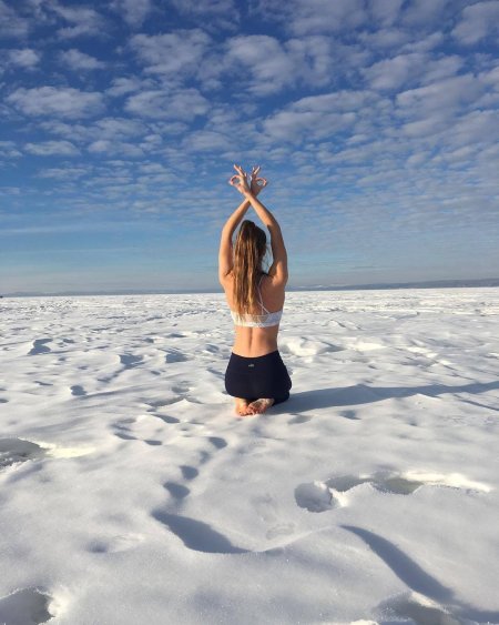 В купальнике и босиком зимой