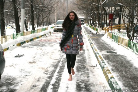 Девушки босиком зимой