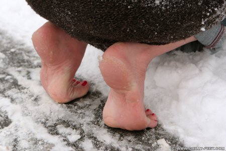 Мальчик босиком по снегу подошвы
