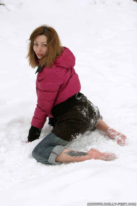 Анна босиком по снегу