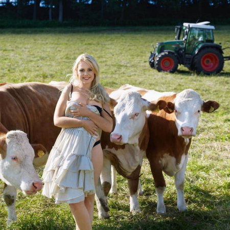 Красивая доярка