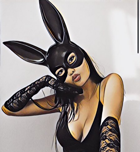 Девушка в маске кролика