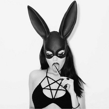 Девушка в маске зайца