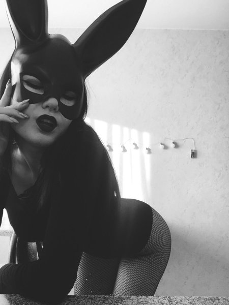 Девушка в маске с ушами