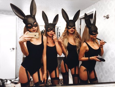 Девушка в костюме кролика