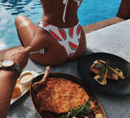 Красивая девушка с едой