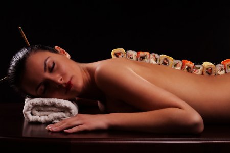 Суши на девушке