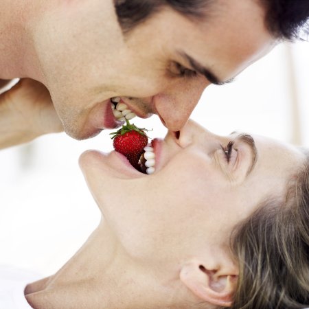 Кормит клубникой