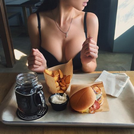 Еда на женщине