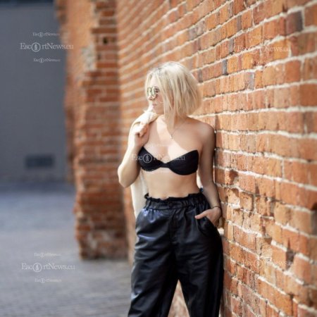 Женские брюки из экокожи