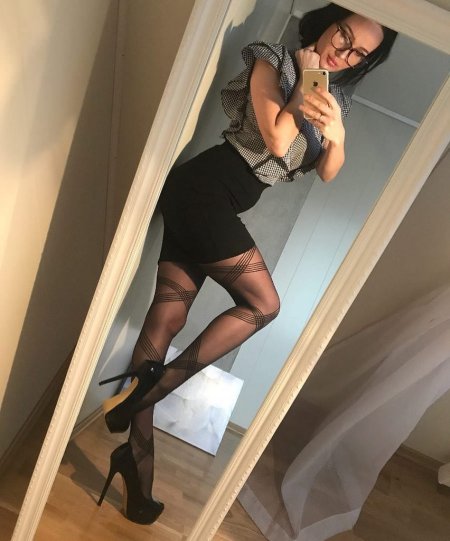 Девочки в чулках селфи