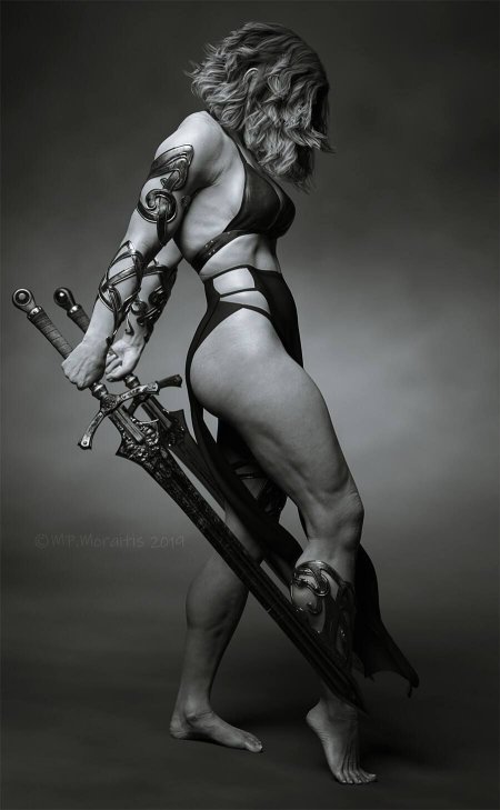 Мускулистая воительница