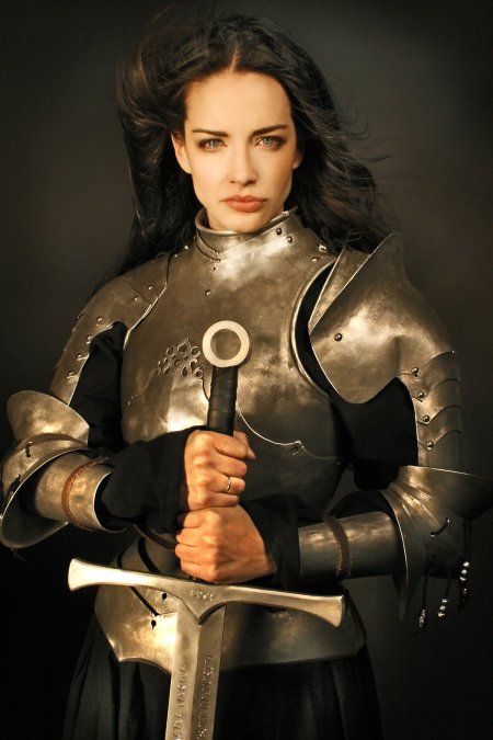 Марго Хансен в доспехах
