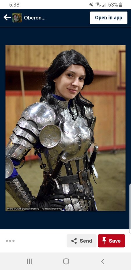 Женщина в латах