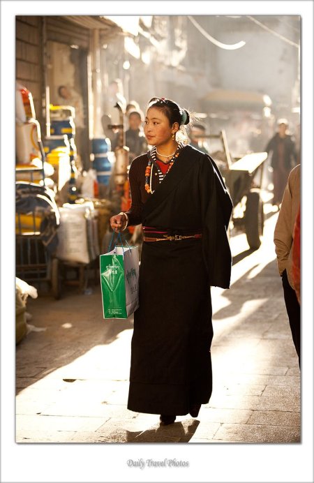 Тибетские женщины в традиционных костюмах