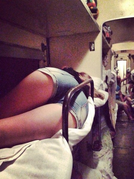 Девушка в вагоне поезда