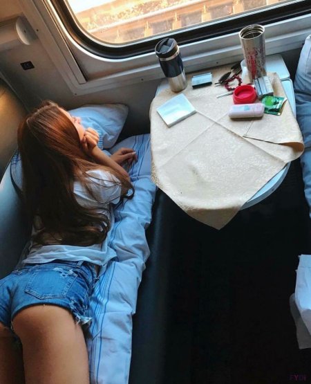 Девушки в плацкарте