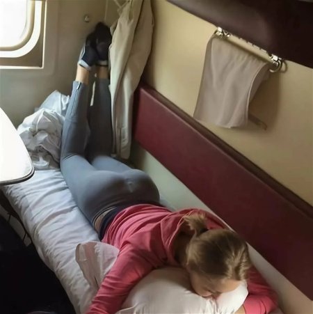 Девушка в вагоне поезда