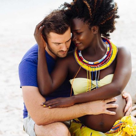 Темнокожий парень и белая девушка