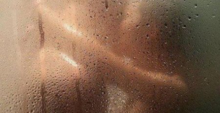 Девушка в душе за стеклом