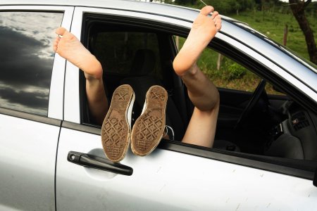 Ноги из окна машины