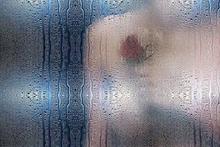 Капли на стекле