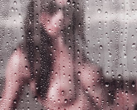 Капли воды на стекле