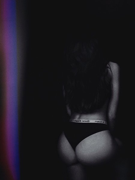 Попа в темноте