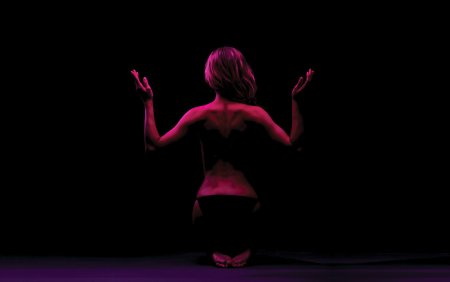 Девушка в темноте