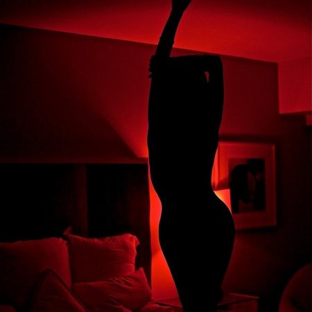 Женский силуэт в темноте