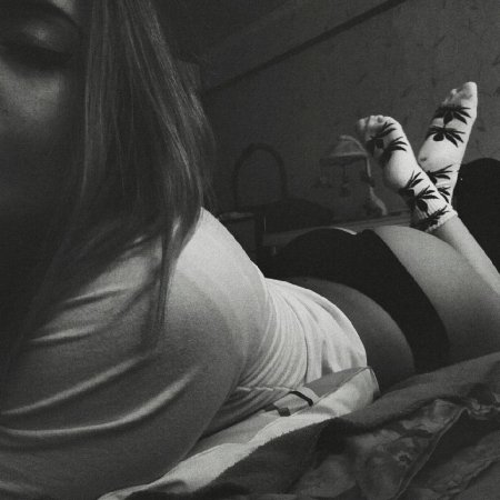 Девушка в кровати без лица